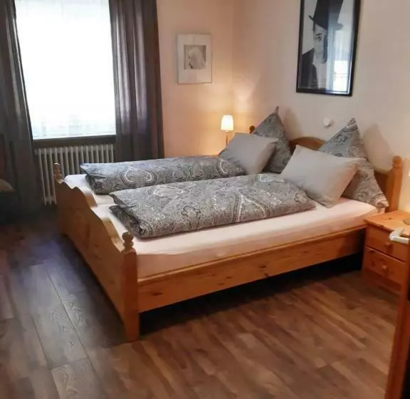 Aamiaismajoitus (B&B) Gastehaus Am Calmont