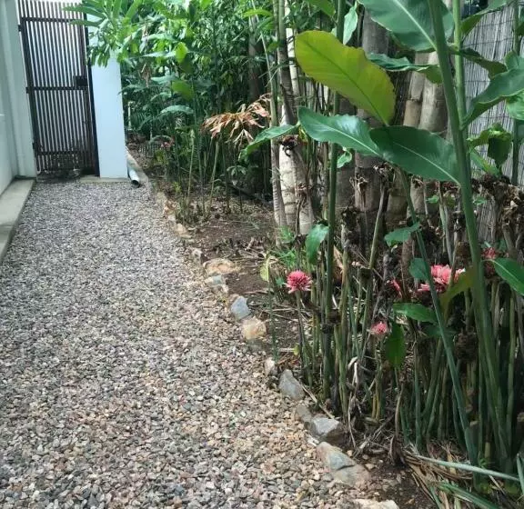 پانسیون The Tropical Sanctuary