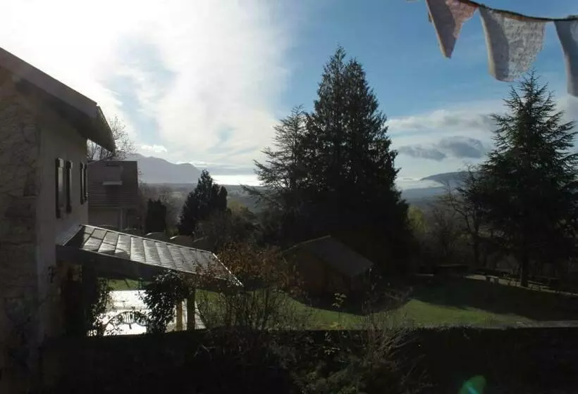 Aamiaismajoitus (B&B) Chez Louve Bleue