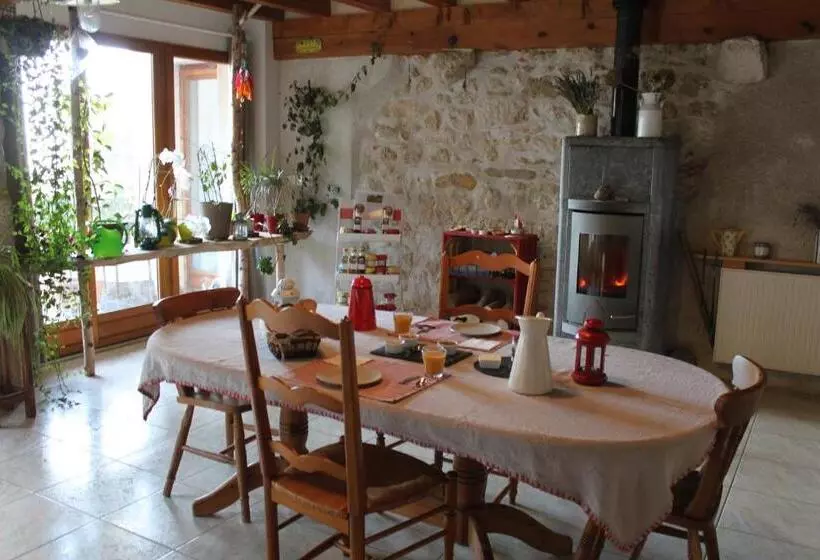 Aamiaismajoitus (B&B) Chez Louve Bleue