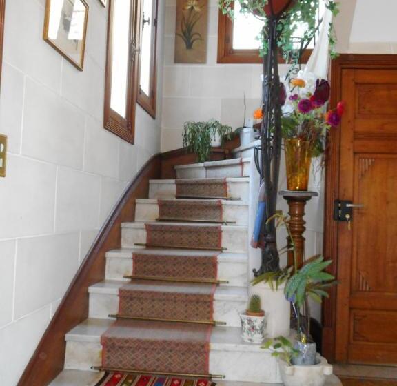 تختخواب و صبحانه Villa Helianthe