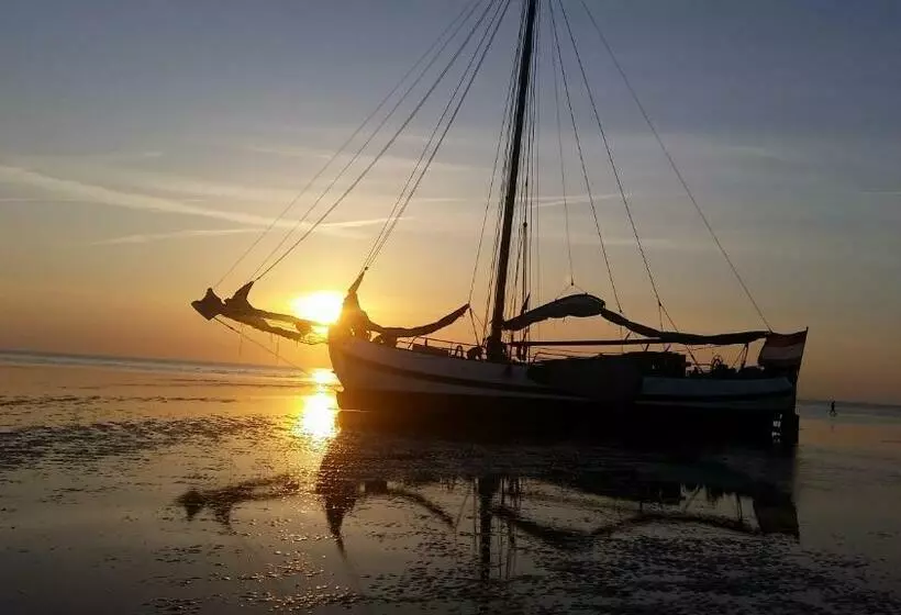 ユースホステル Tjalkjacht Pelikaan Enkhuizen
