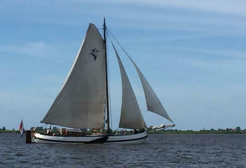 فندق صغير Tjalkjacht Pelikaan Enkhuizen