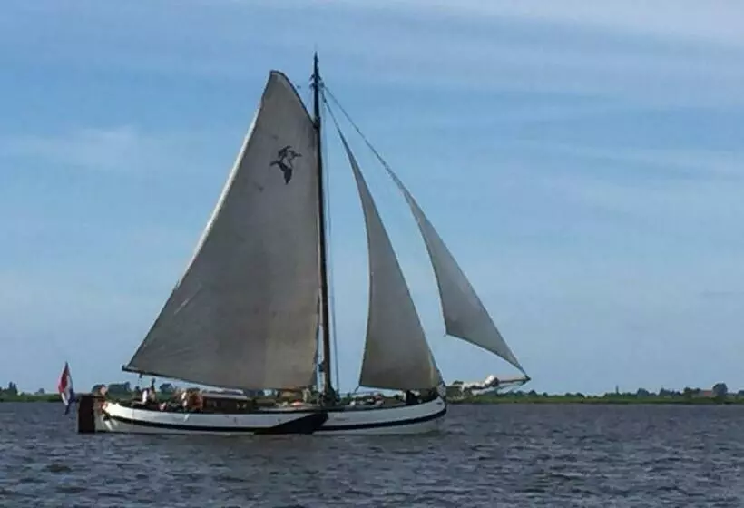 ユースホステル Tjalkjacht Pelikaan Enkhuizen