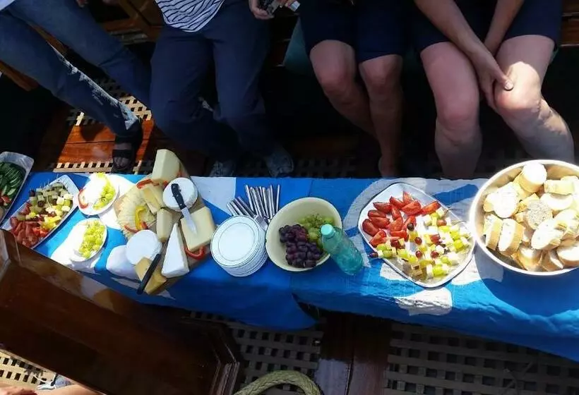 ユースホステル Tjalkjacht Pelikaan Enkhuizen