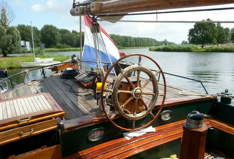 فندق صغير Tjalkjacht Pelikaan Enkhuizen