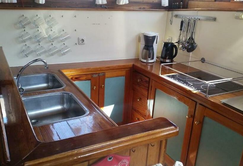 فندق صغير Tjalkjacht Pelikaan Enkhuizen