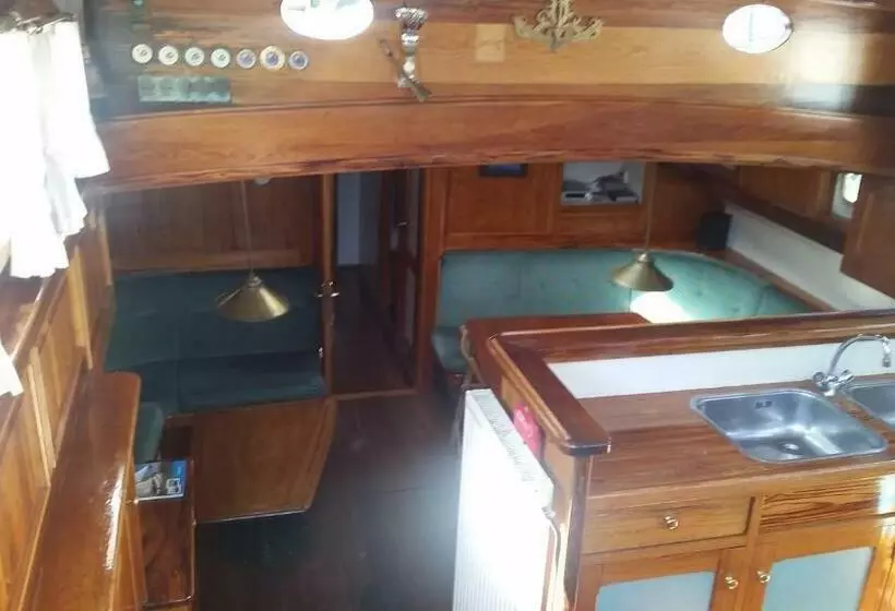 ユースホステル Tjalkjacht Pelikaan Enkhuizen