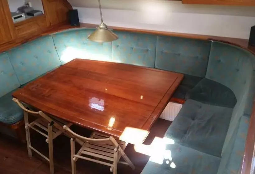 ユースホステル Tjalkjacht Pelikaan Enkhuizen