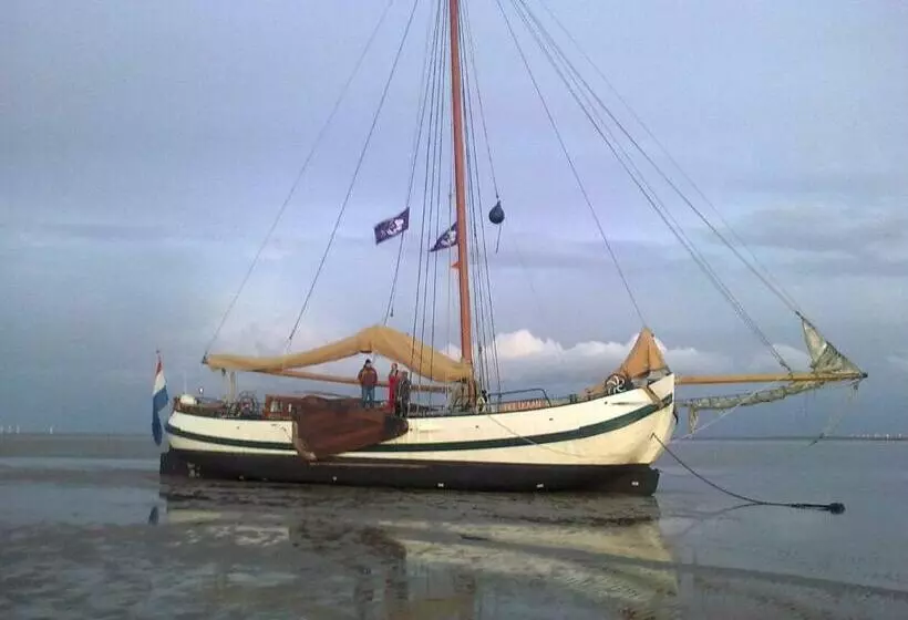 ユースホステル Tjalkjacht Pelikaan Enkhuizen