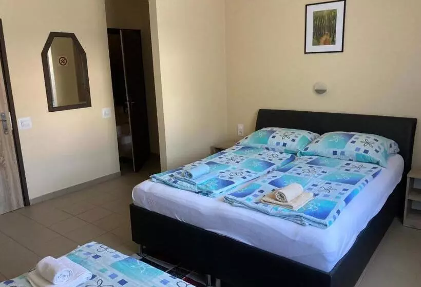 ペンション Farkas Vendégház