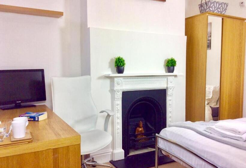 민박 Station House