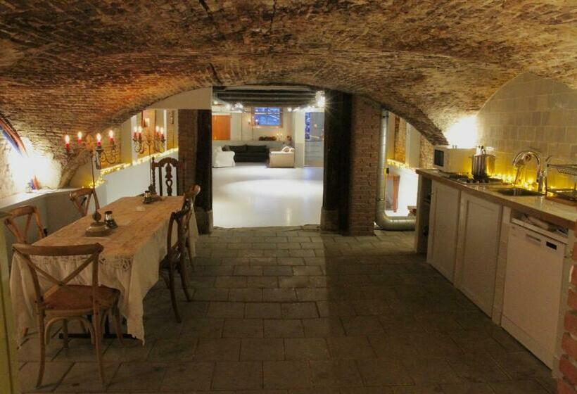 تختخواب و صبحانه Top Notch Apartment Along Canal In Historic Centre