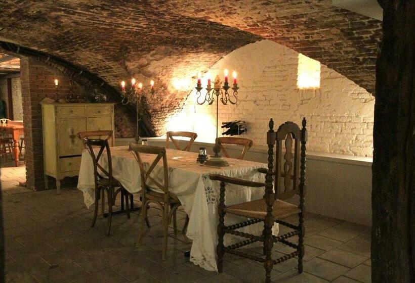 تختخواب و صبحانه Top Notch Apartment Along Canal In Historic Centre