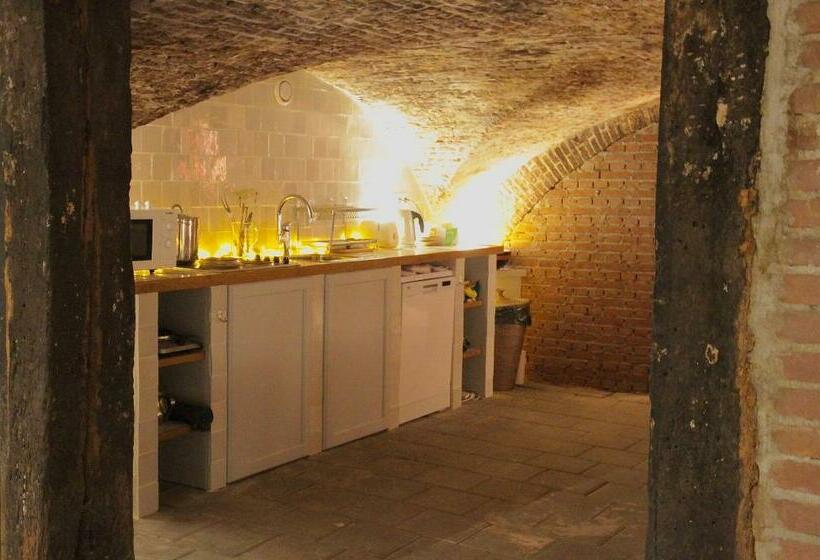 تختخواب و صبحانه Top Notch Apartment Along Canal In Historic Centre