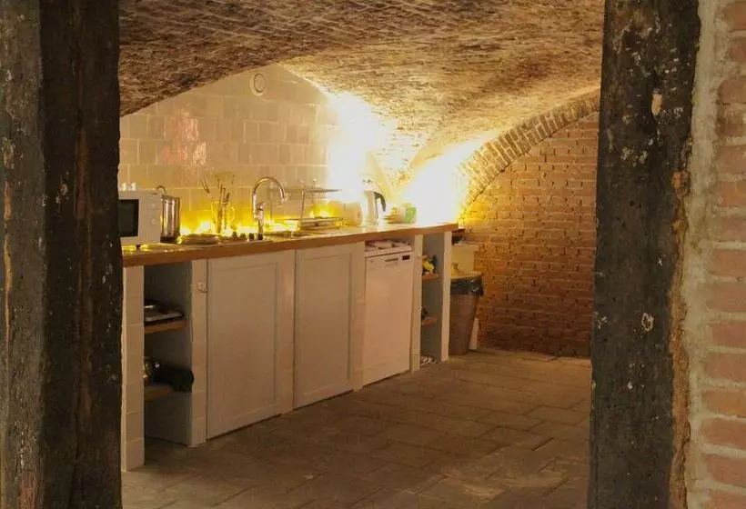 Aamiaismajoitus (B&B) Top Notch Apartment Along Canal In Historic Centre