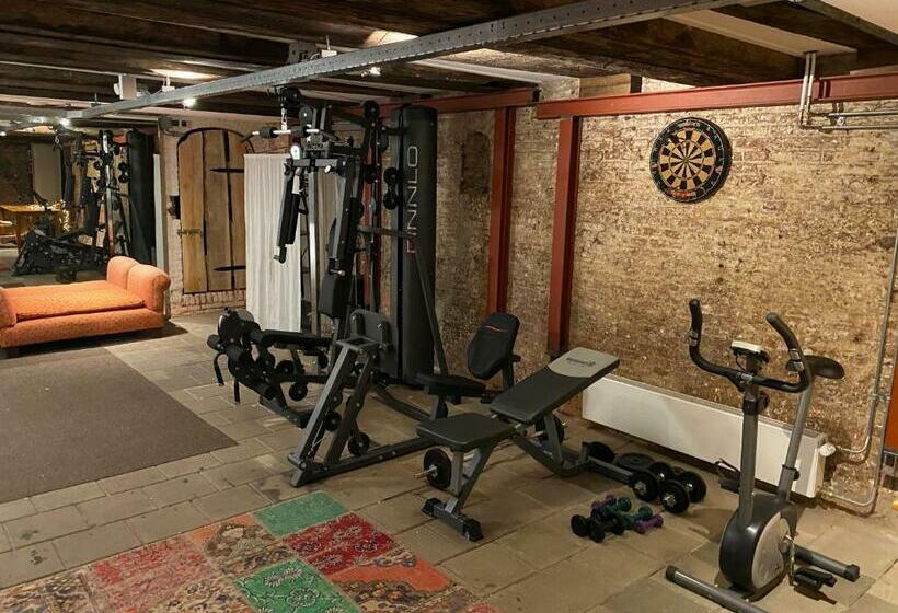 تختخواب و صبحانه Top Notch Apartment Along Canal In Historic Centre