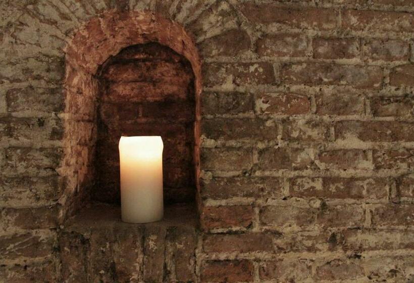 تختخواب و صبحانه Top Notch Apartment Along Canal In Historic Centre