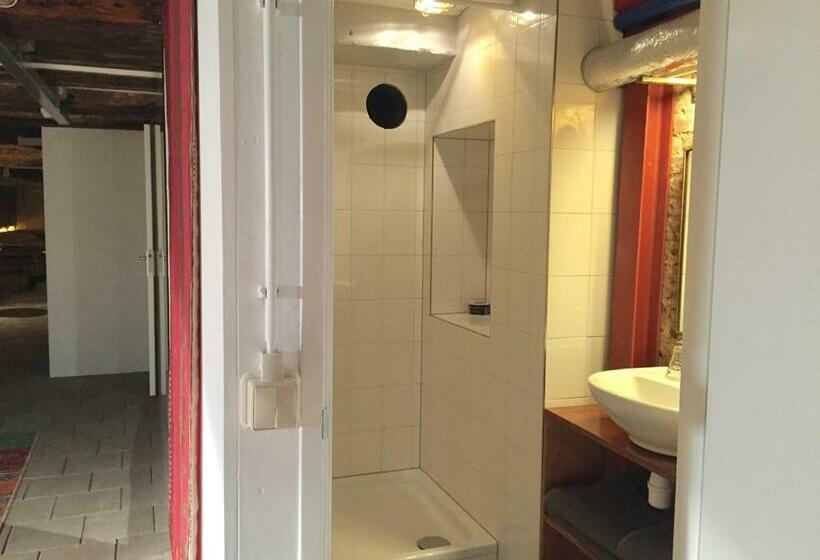 تختخواب و صبحانه Top Notch Apartment Along Canal In Historic Centre