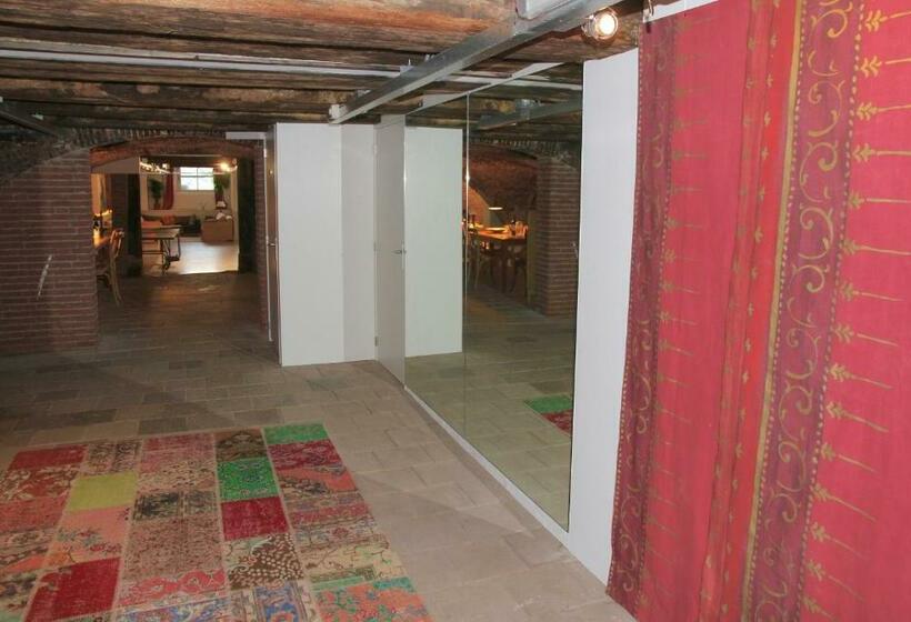 تختخواب و صبحانه Top Notch Apartment Along Canal In Historic Centre