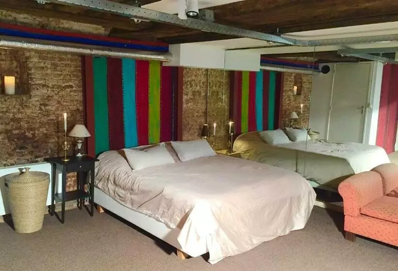 Aamiaismajoitus (B&B) Top Notch Apartment Along Canal In Historic Centre