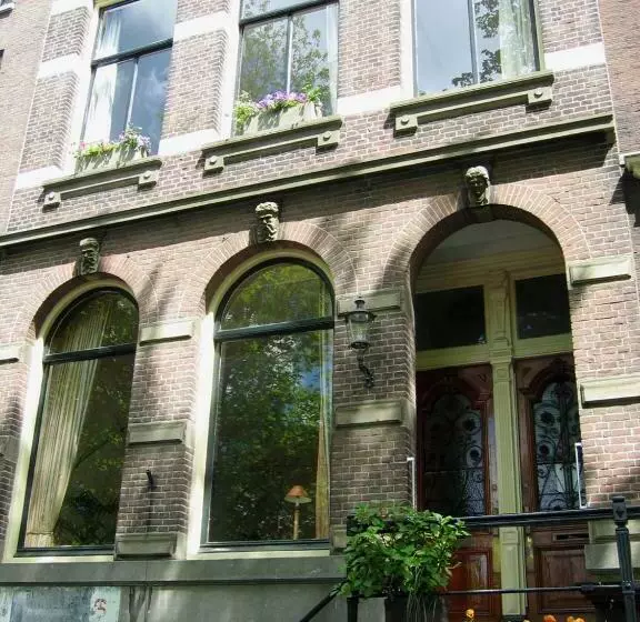 Aamiaismajoitus (B&B) Top Notch Apartment Along Canal In Historic Centre