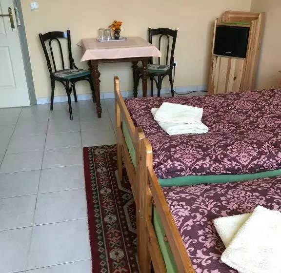 ベッドアンドブレックファースト Falubíró Vendégháza