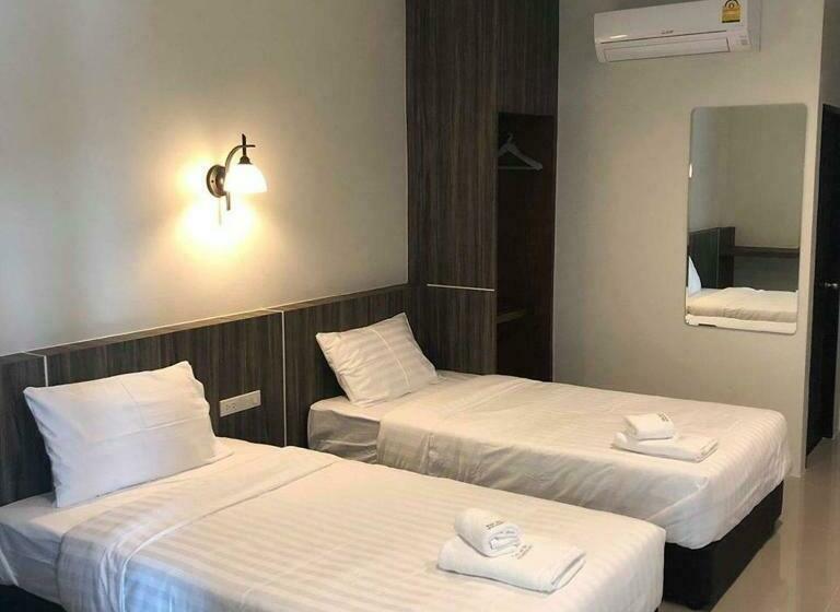 Отель The Hub Suratthanl