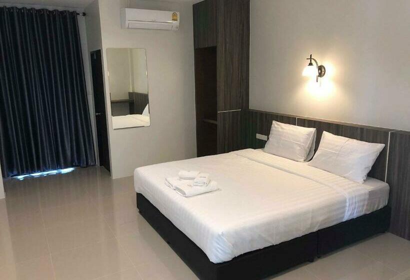 Отель The Hub Suratthanl