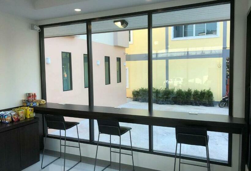 Отель The Hub Suratthanl