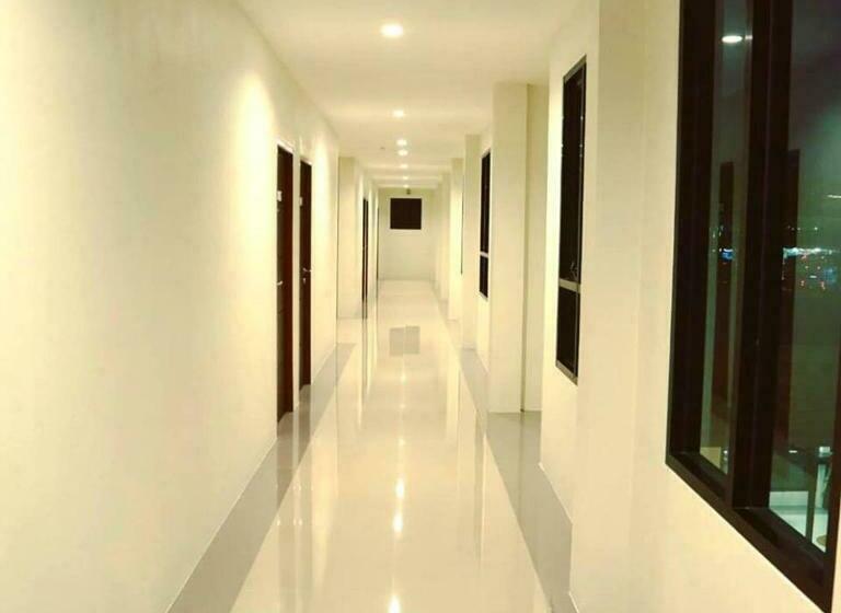 Отель The Hub Suratthanl