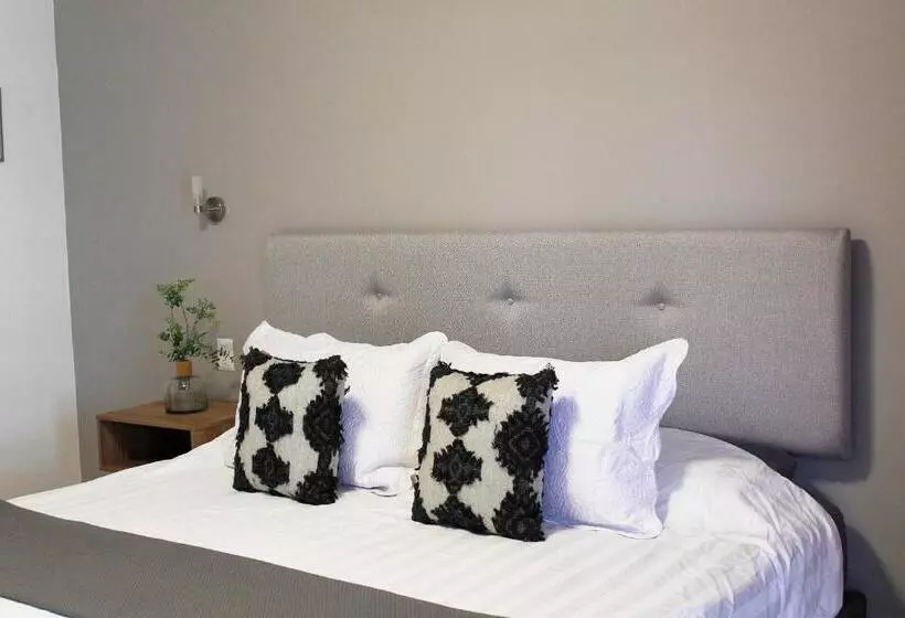 پانسیون Suites Ciento 37