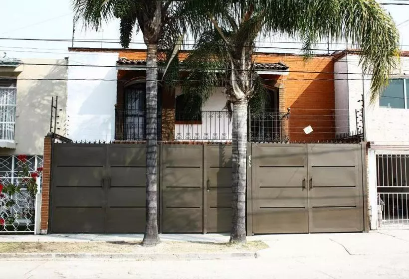 پانسیون Suites Ciento 37