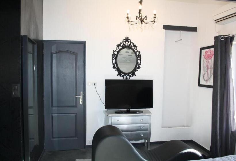 تختخواب و صبحانه La Parenthese Amoureuse