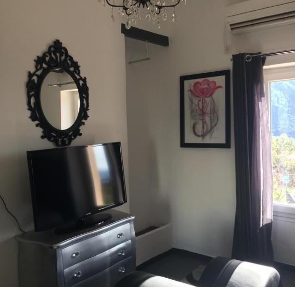 تختخواب و صبحانه La Parenthese Amoureuse