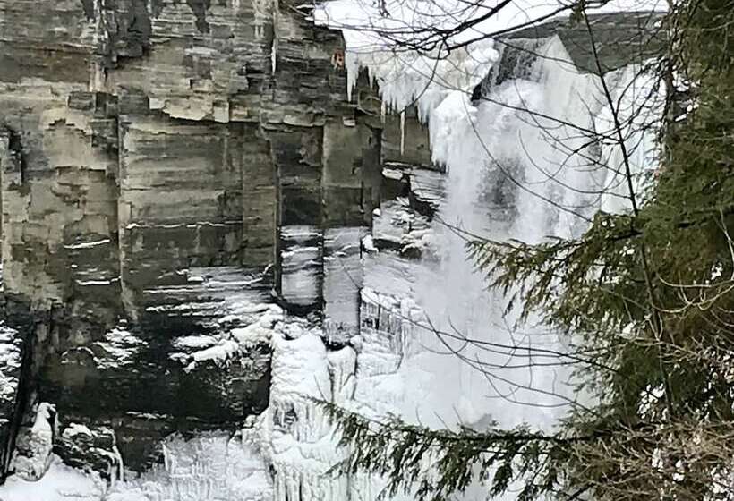 ベッドアンドブレックファースト Tillinghast Manor Bed & Brunch