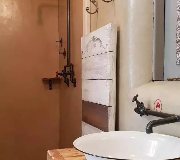 Majatalo Asher Stable Stay