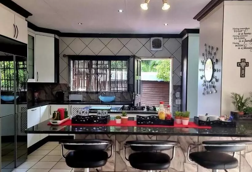 Majatalo Palm Inn Guesthouse