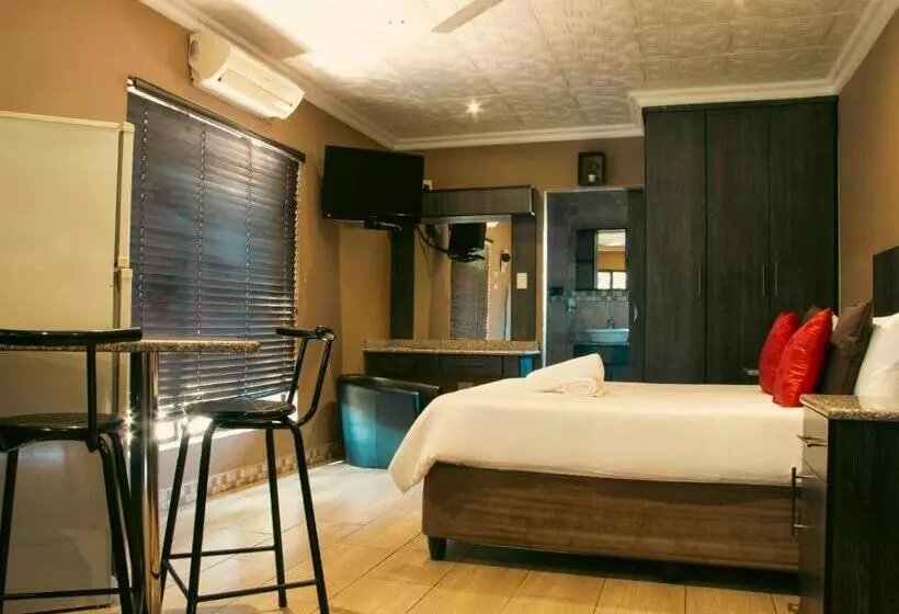 Majatalo Palm Inn Guesthouse