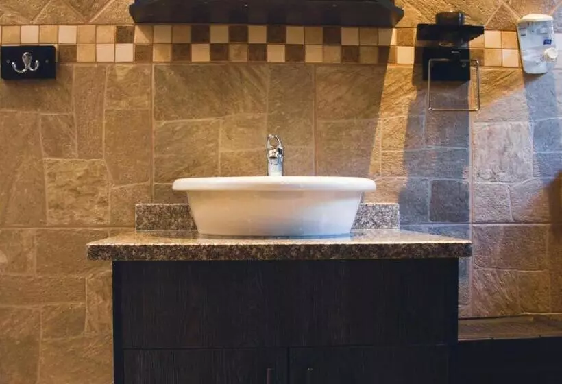 Majatalo Palm Inn Guesthouse