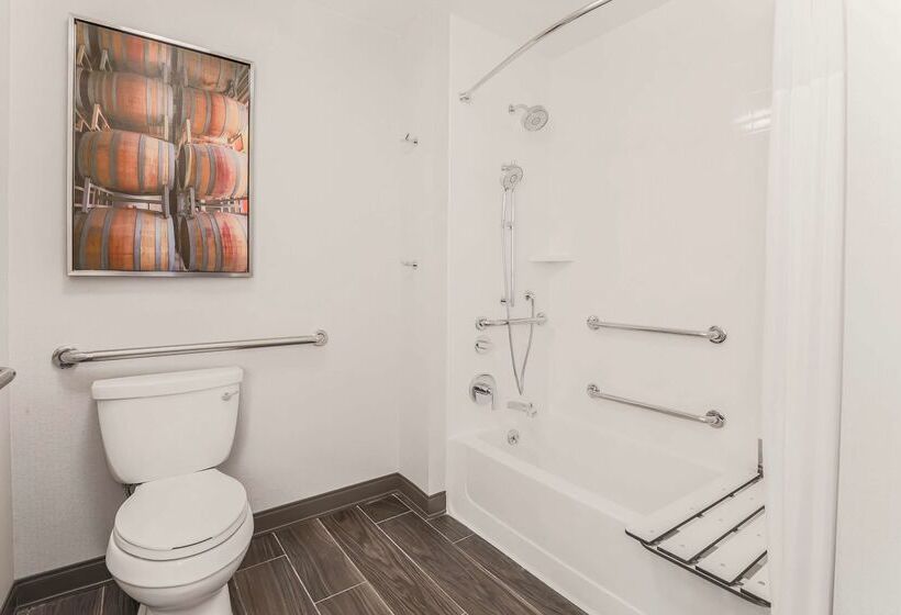 Hampton Inn & Suites Windsor Sonoma Wine Country