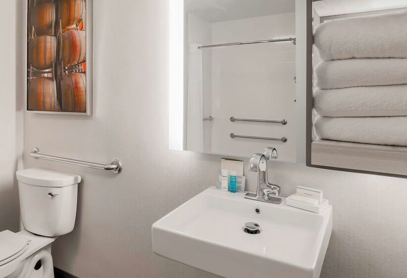 Hampton Inn & Suites Windsor Sonoma Wine Country