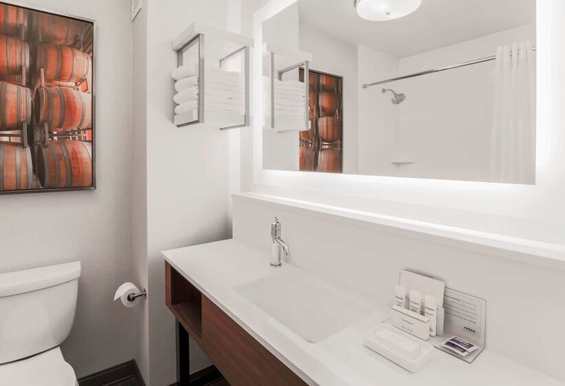 Hampton Inn & Suites Windsor Sonoma Wine Country