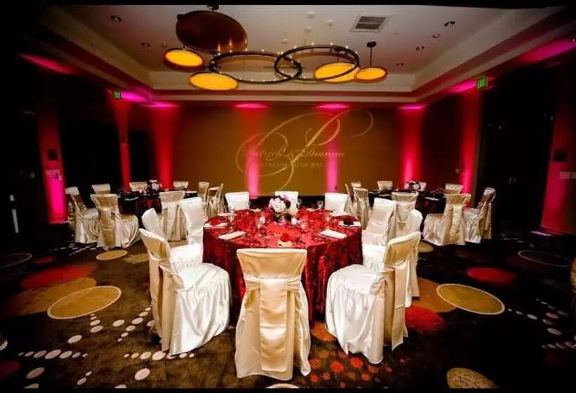 Отель Embassy Suites Ontario Airport