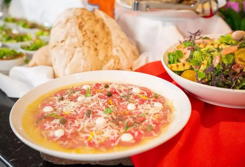 בית מלון כפרי Hilton Garden Inn Santiago Airport