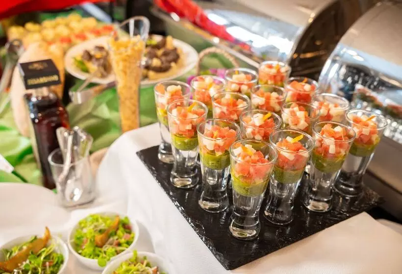 בית מלון כפרי Hilton Garden Inn Santiago Airport