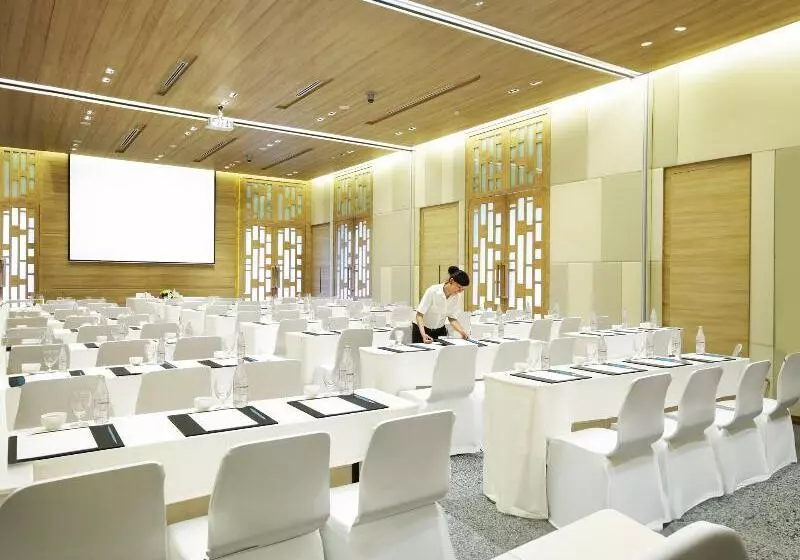 Отель Le Méridien Phuket Mai Khao Beach Resort