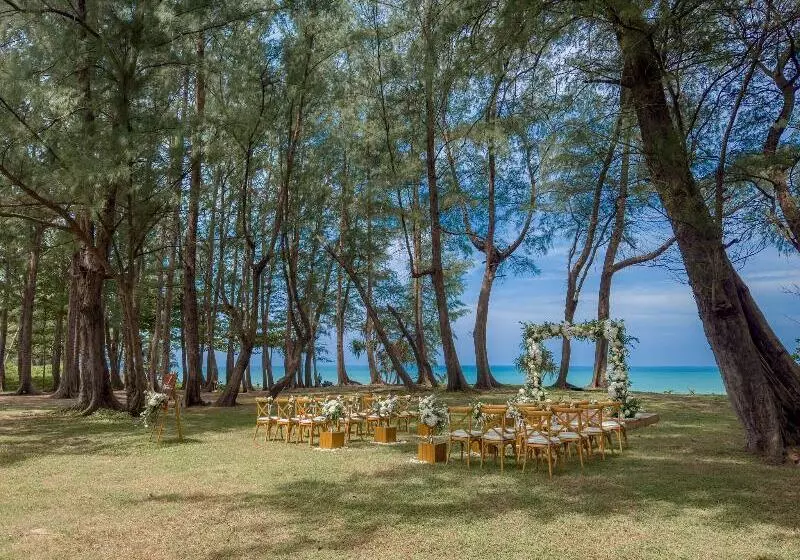 Отель Le Méridien Phuket Mai Khao Beach Resort