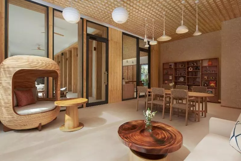 Отель Le Méridien Phuket Mai Khao Beach Resort