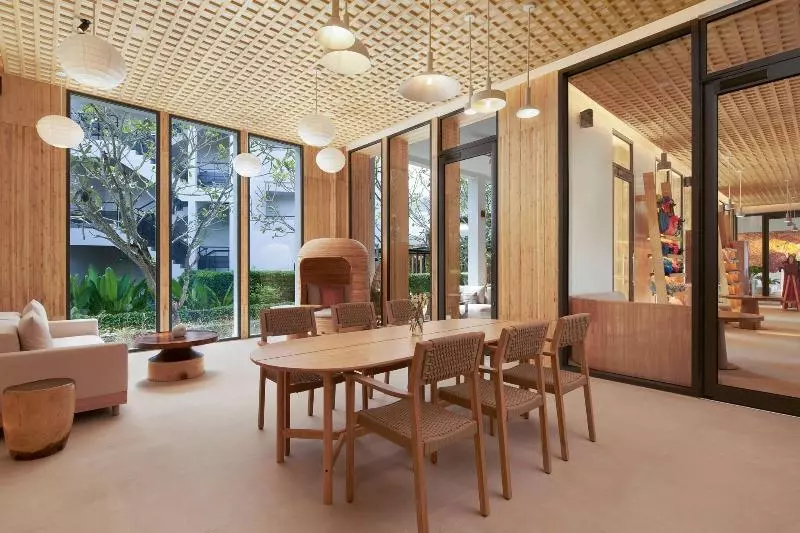 Отель Le Méridien Phuket Mai Khao Beach Resort